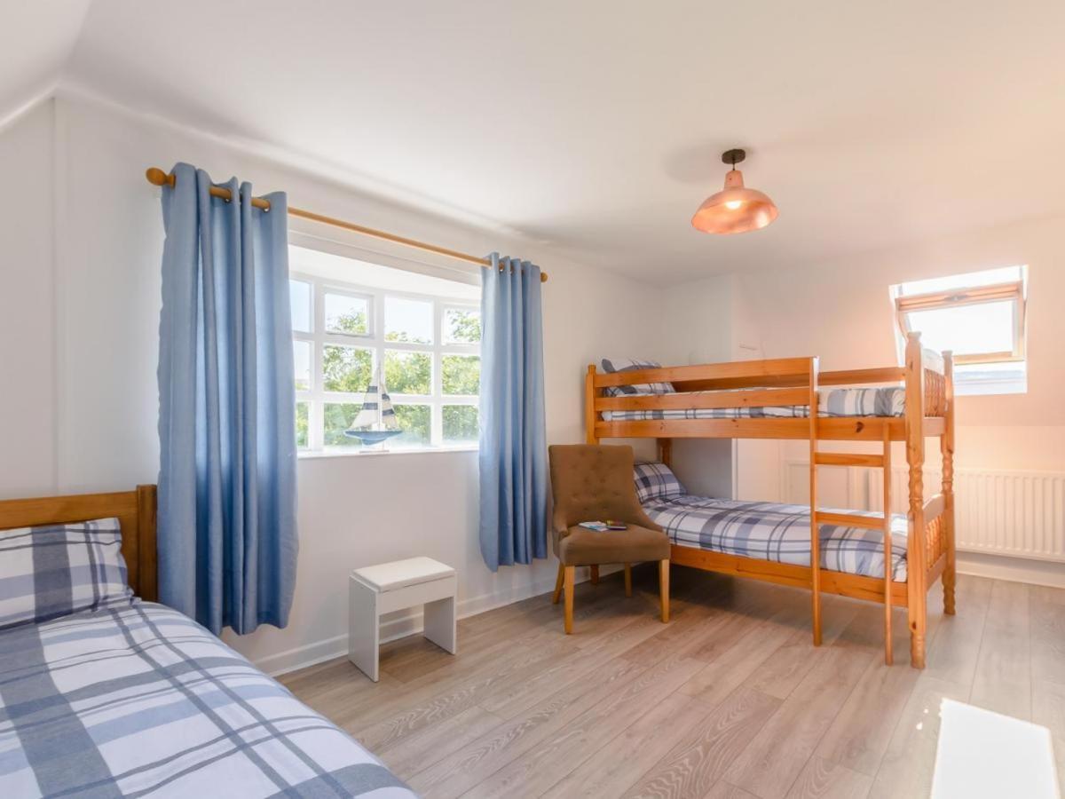 Waters Edge Apartment Ystradgynlais ภายนอก รูปภาพ
